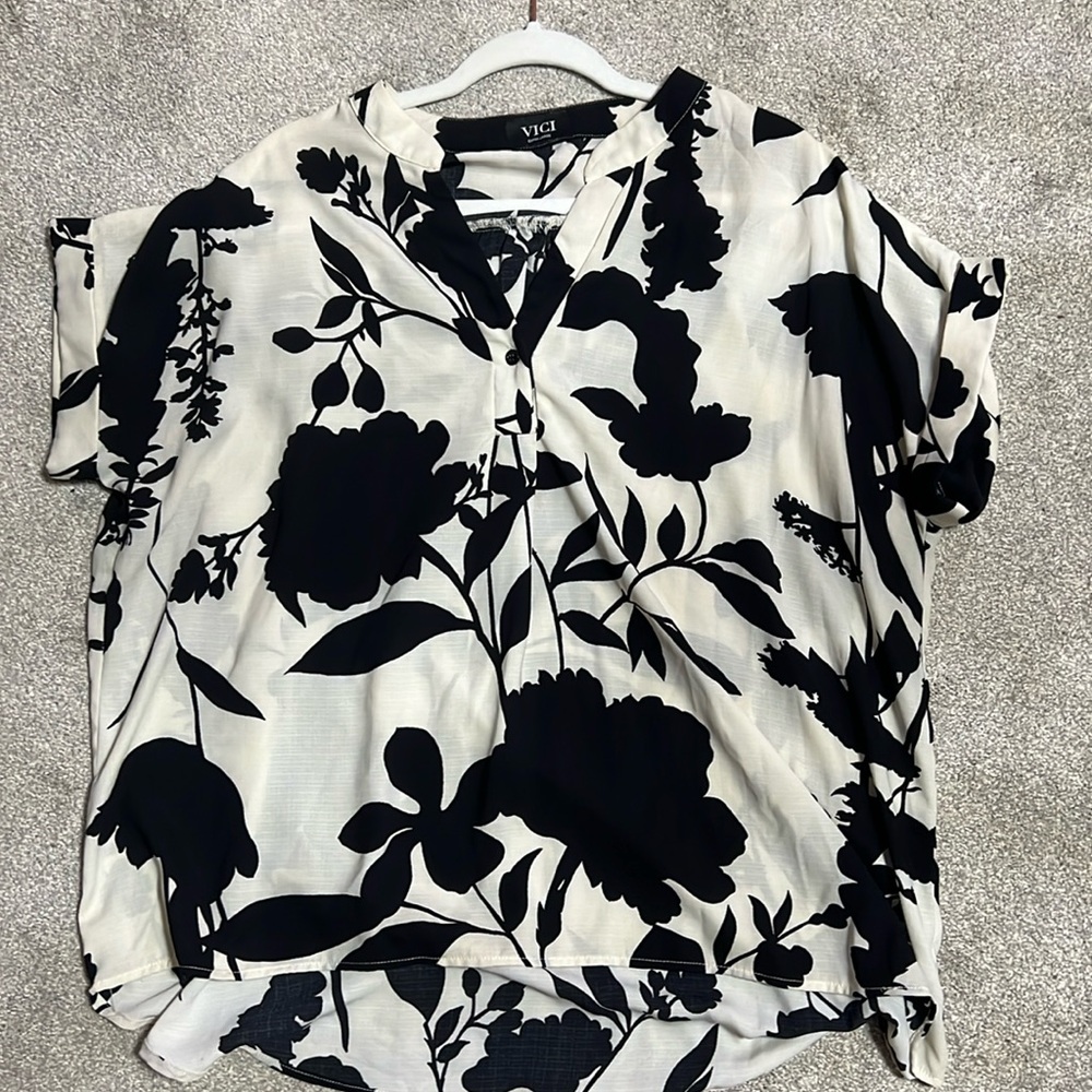 Vici floral top worn a few times good condition!